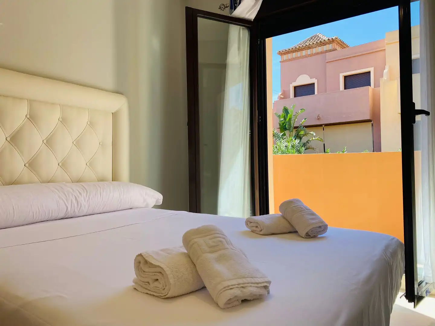 Dormitori de Casa adosada de lloguer en Estepona amb Aire condicionat, Terrassa i Moblat