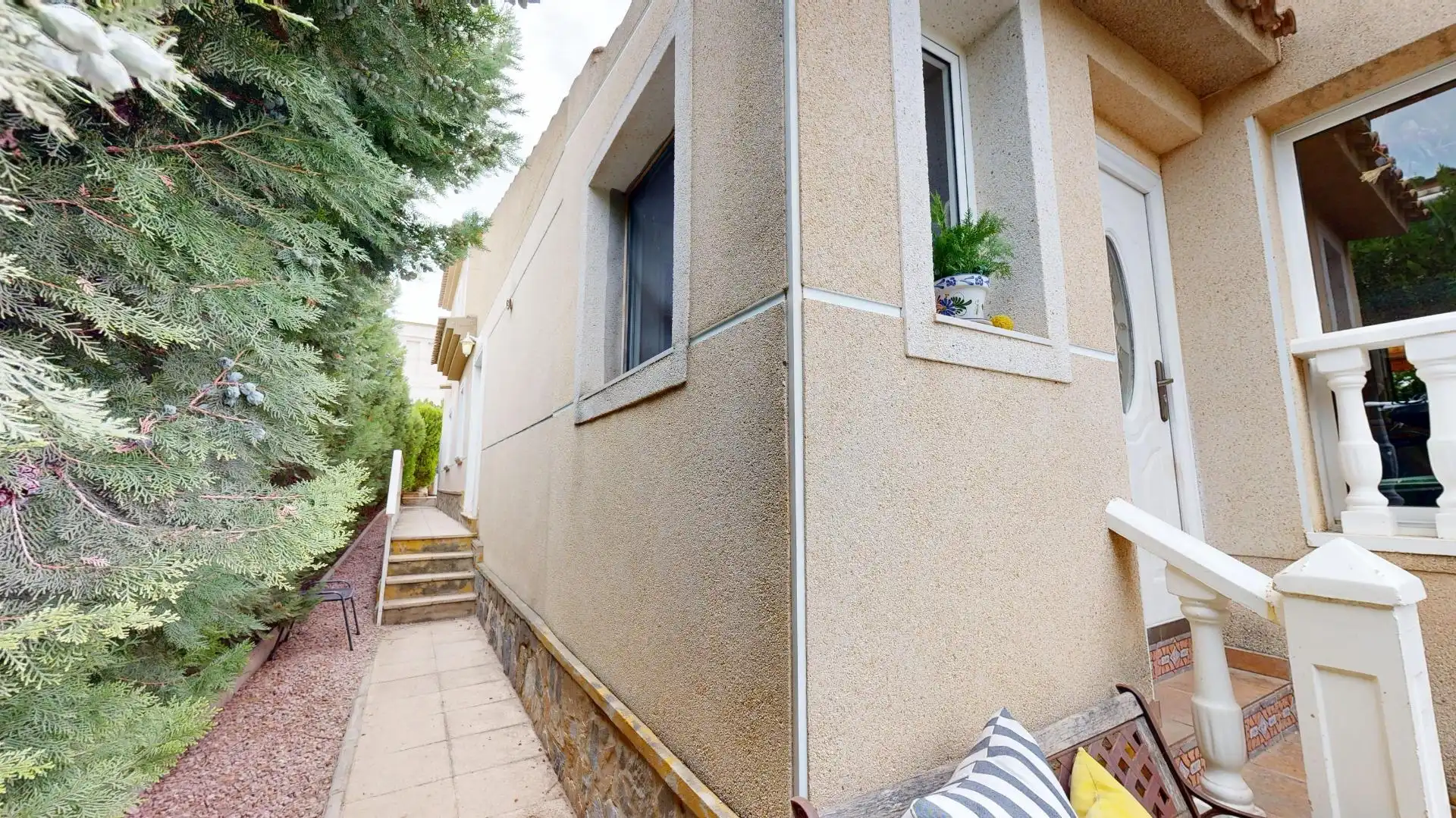 Vista exterior de Casa o xalet en venda en Torrevieja amb Aire condicionat, Calefacció i Jardí privat
