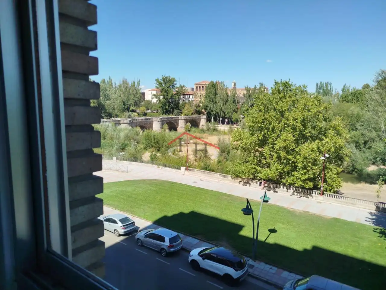 Vista exterior de Pis en venda en León Capital  amb Calefacció, Terrassa i Moblat