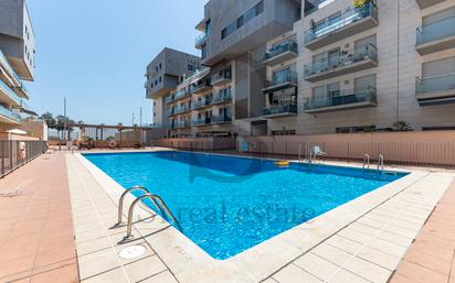 Piscina de Pis en venda en Badalona amb Aire condicionat i Terrassa