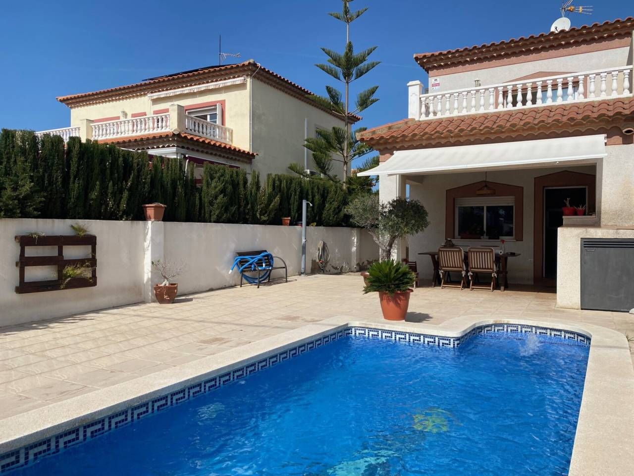 Exterior view of Single-family semi-detached for sale in Mont-roig del Camp  with Air Conditioner, Private garden and Terrace