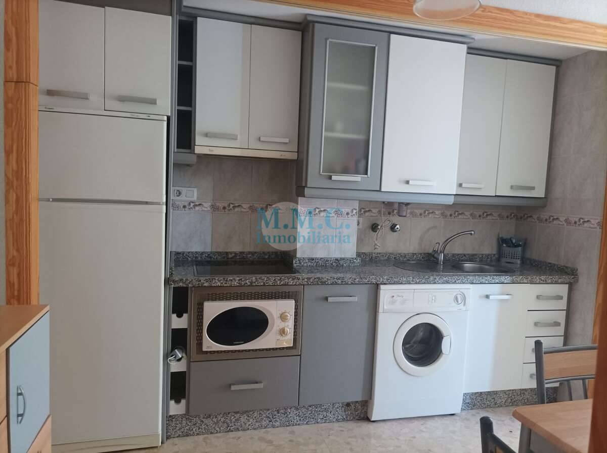 Cuina de Apartament de lloguer en Roquetas de Mar amb Terrassa, Moblat i Piscina comunitària