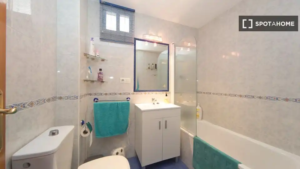 Baño de Piso de alquiler en Granada con Aire acondicionado, Calefacción y Amueblado