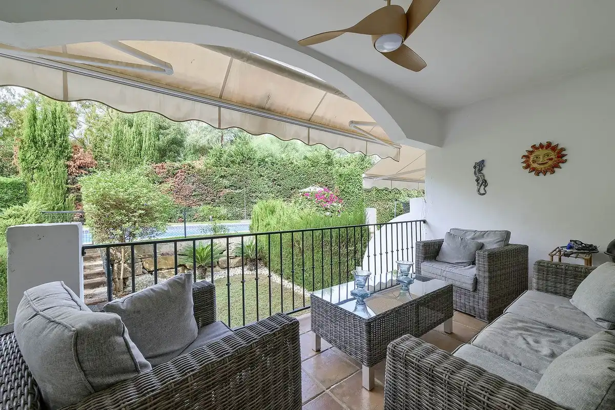 Terrasse von Einfamilien-Reihenhaus zum Verkauf in Marbella mit Klimaanlage und Terrasse