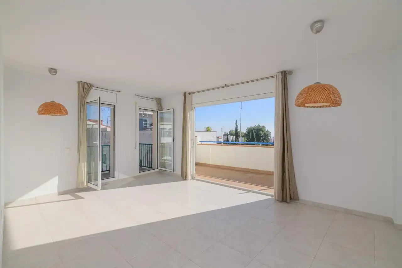 Sala de estar de Ático en venta en Sitges con Calefacción, Terraza y Balcón
