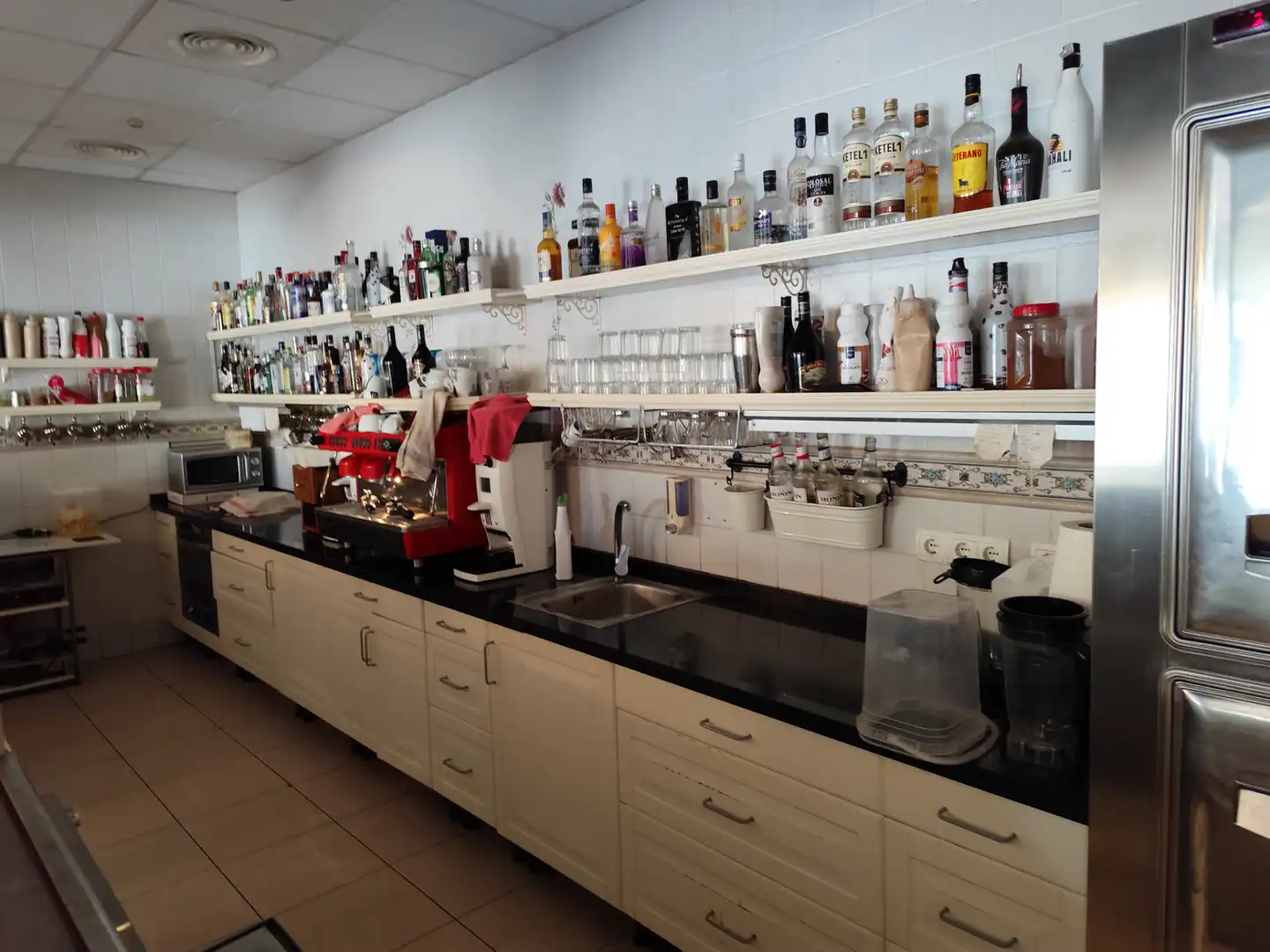 Locale commerciale in cessione a Calle Navarro Ledesma 162, imagen 2