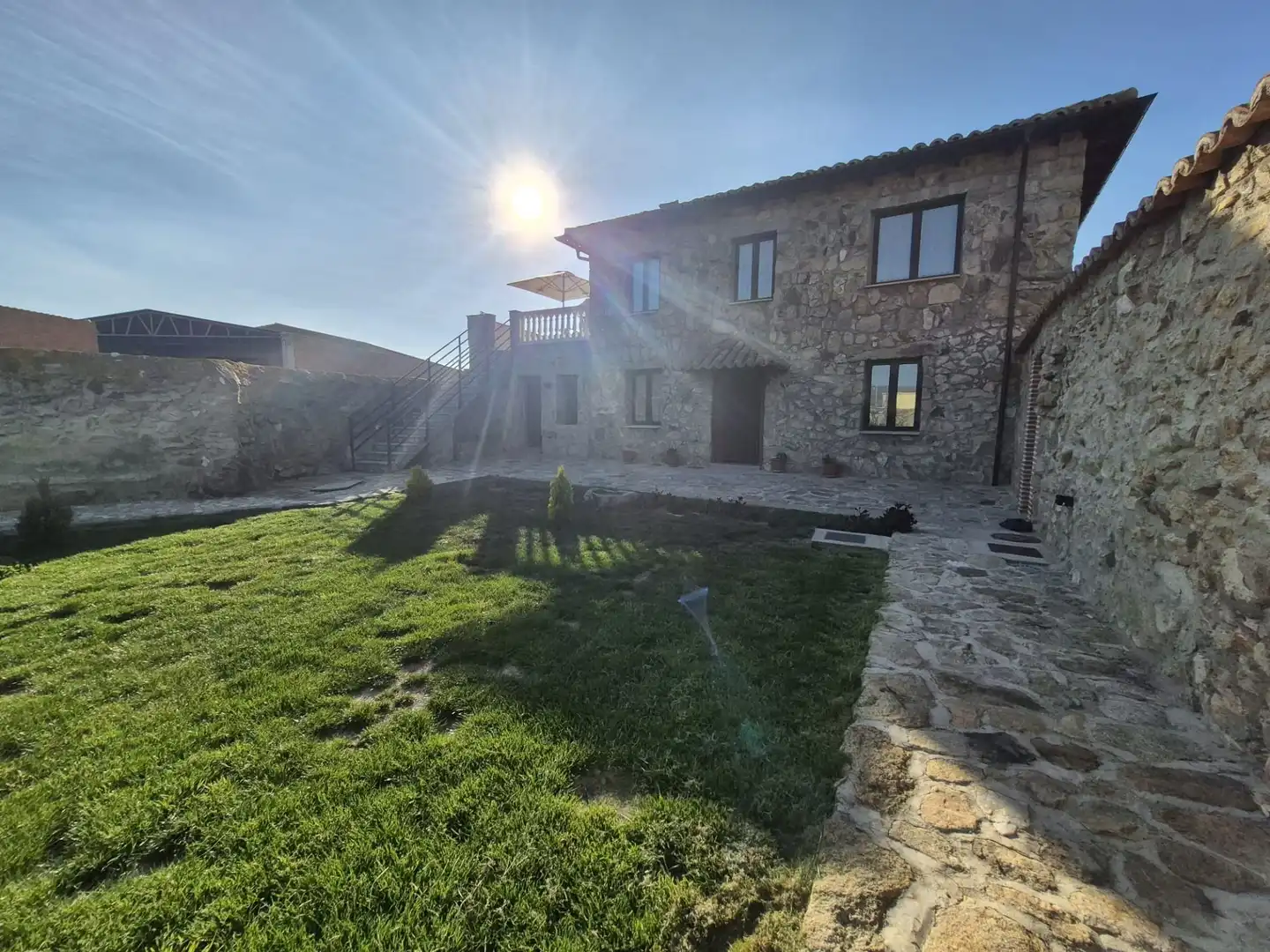 Vista exterior de Casa o xalet de lloguer en Gemuño amb Calefacció, Jardí privat i Terrassa