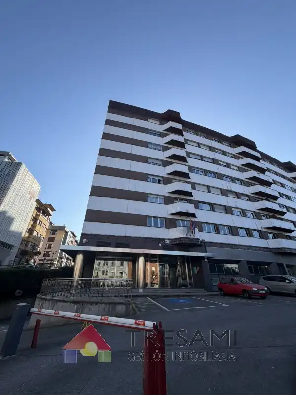 Außenansicht von Garage zum Verkauf in Oviedo 