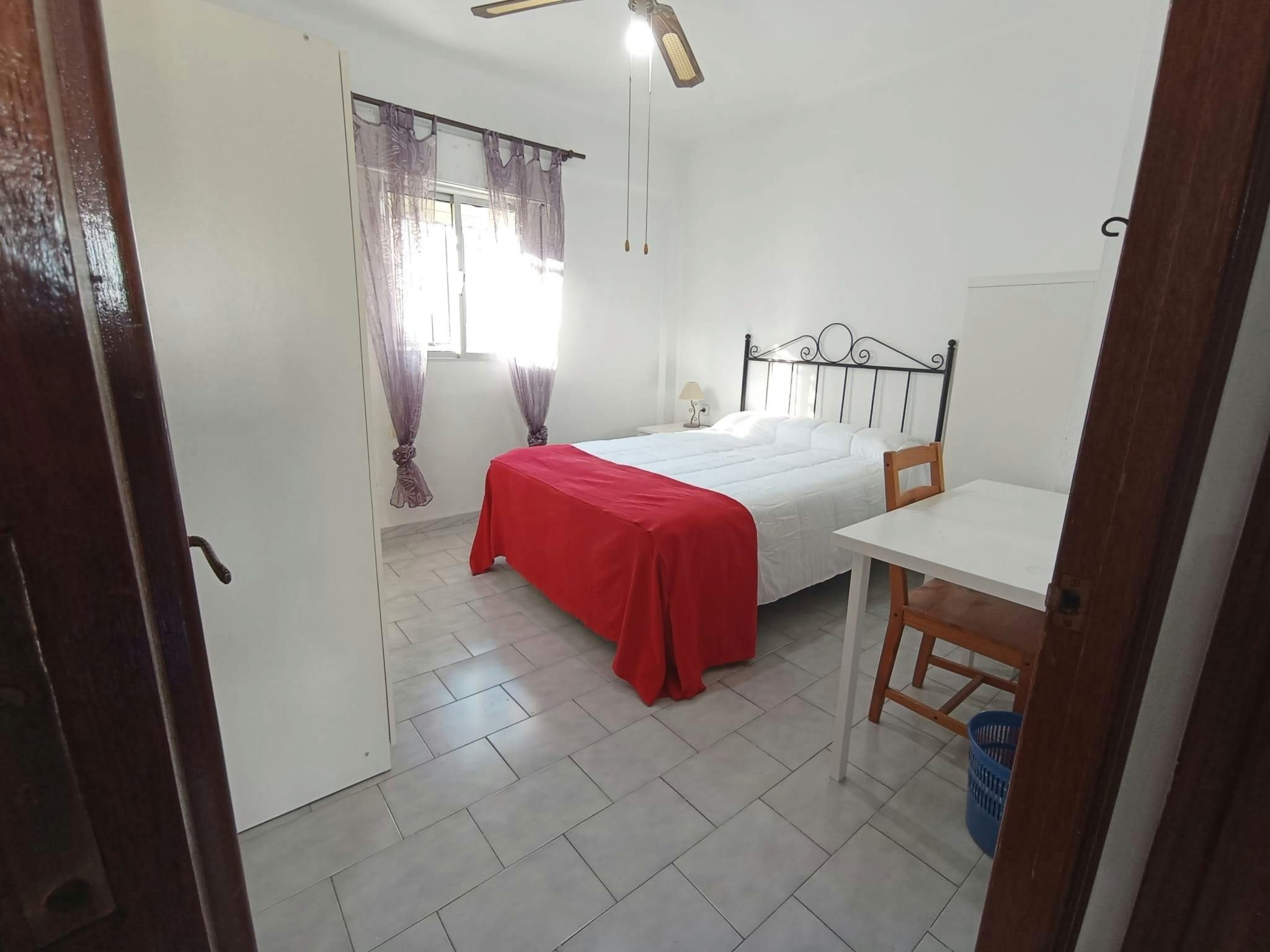 Bedroom of Flat to share in  Sevilla Capital  with Air Conditioner, Furnished and Washing machine