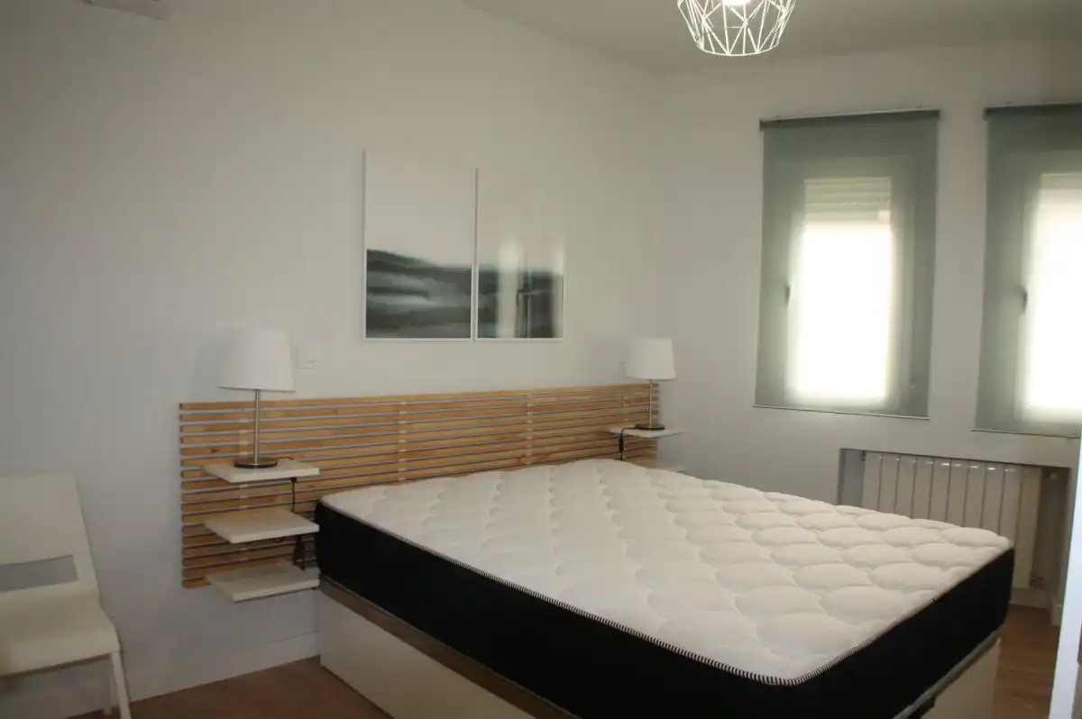 Schlafzimmer von Wohnung zur Miete in Plasencia mit Heizung, Möbliert und Balkon