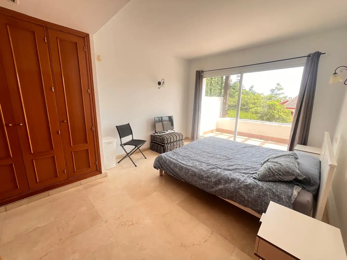 Dormitori de Casa adosada en venda en Marbella amb Jardí privat, Terrassa i Moblat