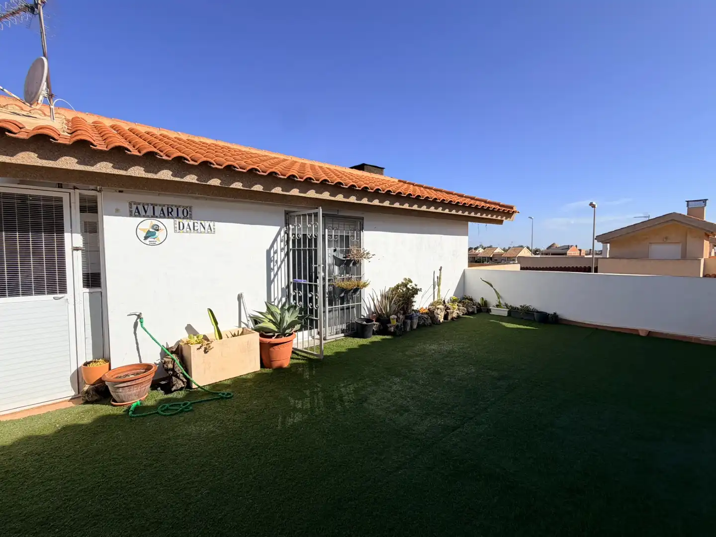 Vista exterior de Casa o xalet en venda en Cartagena amb Aire condicionat, Jardí privat i Terrassa