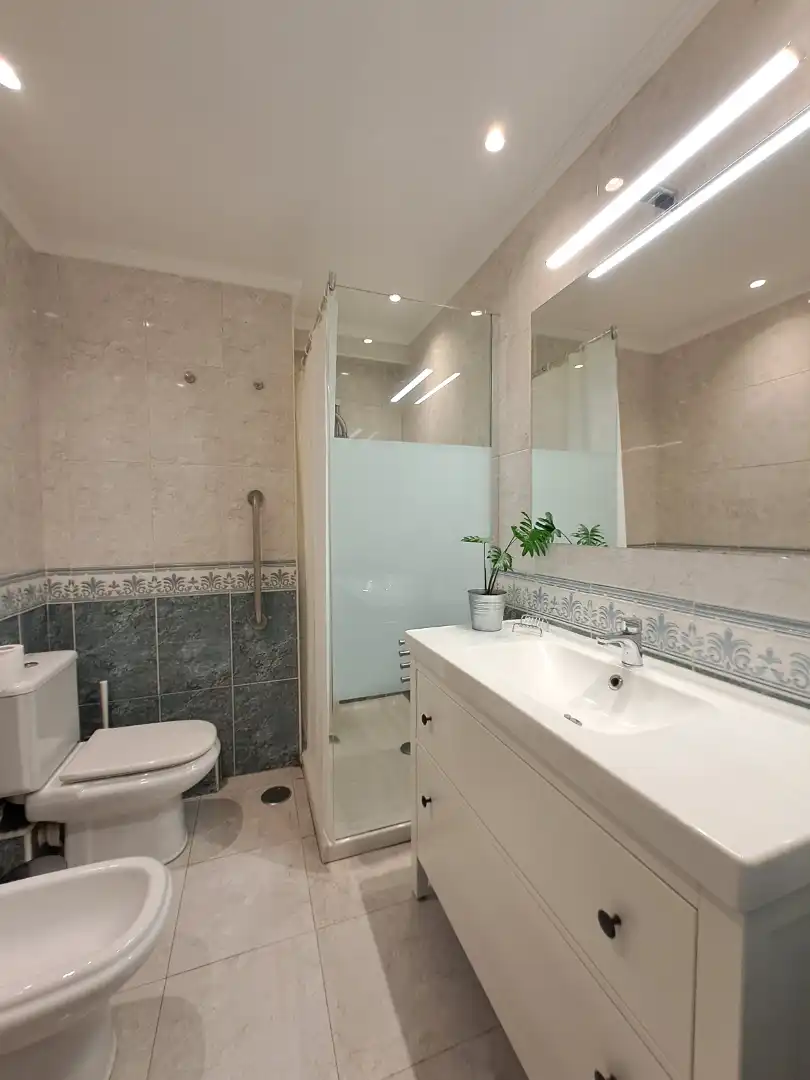 Baño de Piso de alquiler en A Coruña Capital  con Calefacción, Terraza y Amueblado