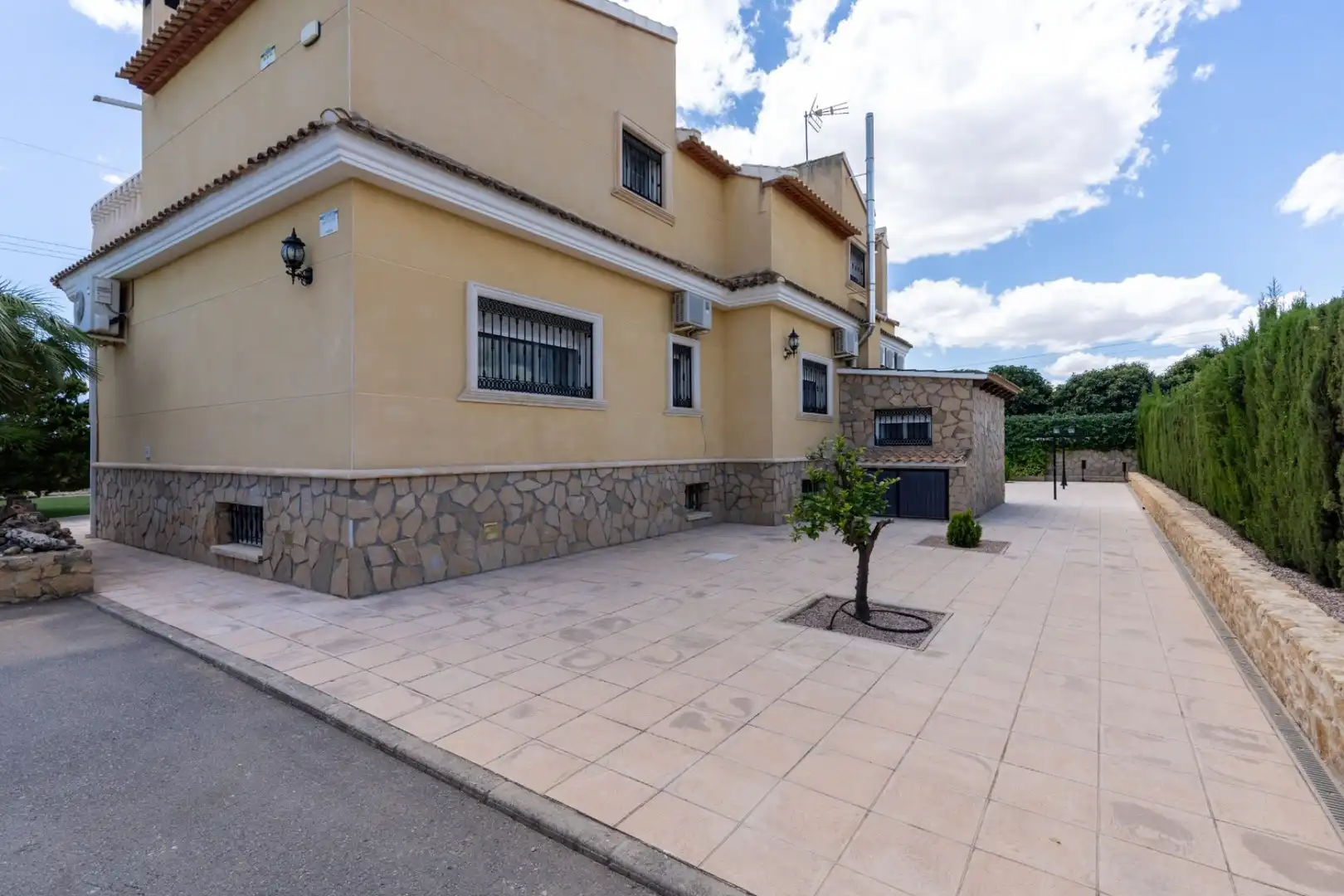 Vista exterior de Casa o chalet en venta en San Vicente del Raspeig / Sant Vicent del Raspeig con Aire acondicionado, Calefacción y Jardín privado