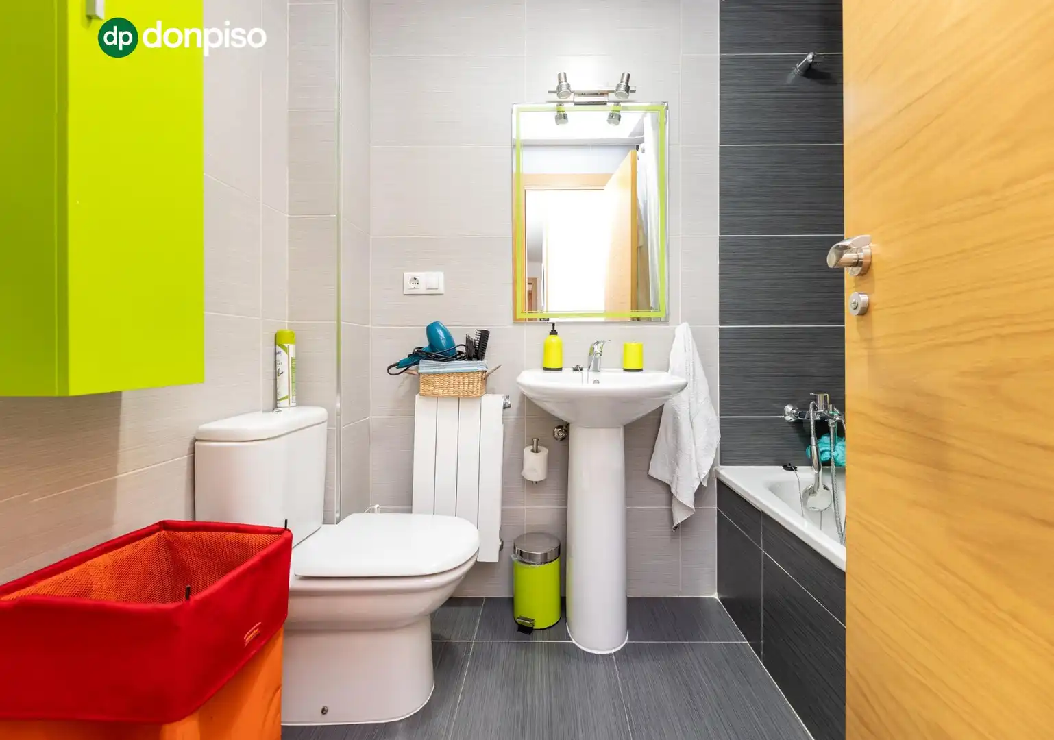 Bathroom of Flat for sale in Granada  with Air Conditioner, Heating and Storage room