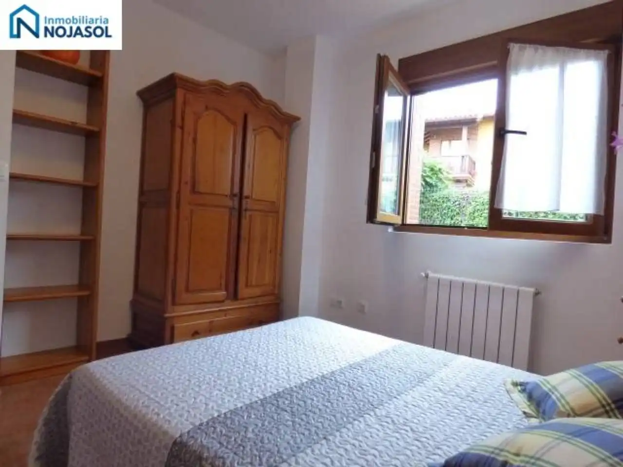 Schlafzimmer von Einfamilien-Reihenhaus zum Verkauf in Bareyo mit Heizung, Terrasse und Möbliert
