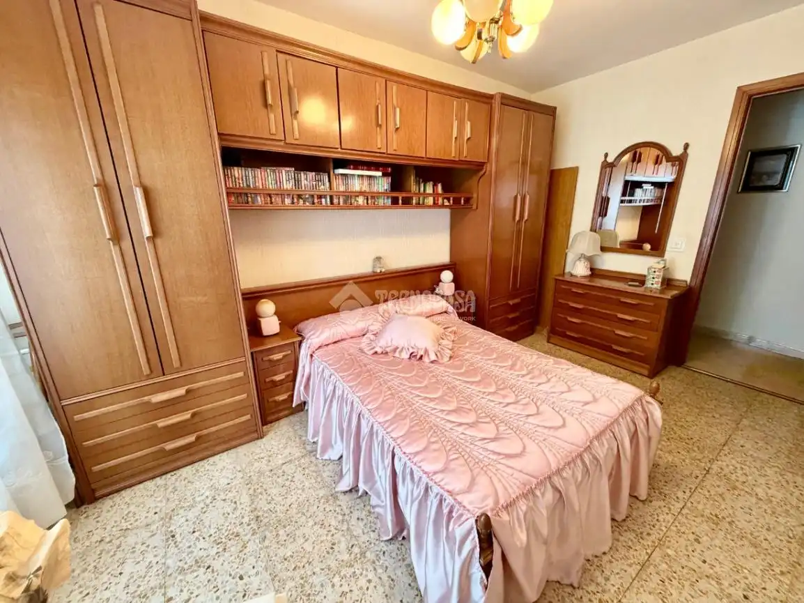 Dormitori de Pis en venda en León Capital  amb Calefacció, Parquet i Terrassa