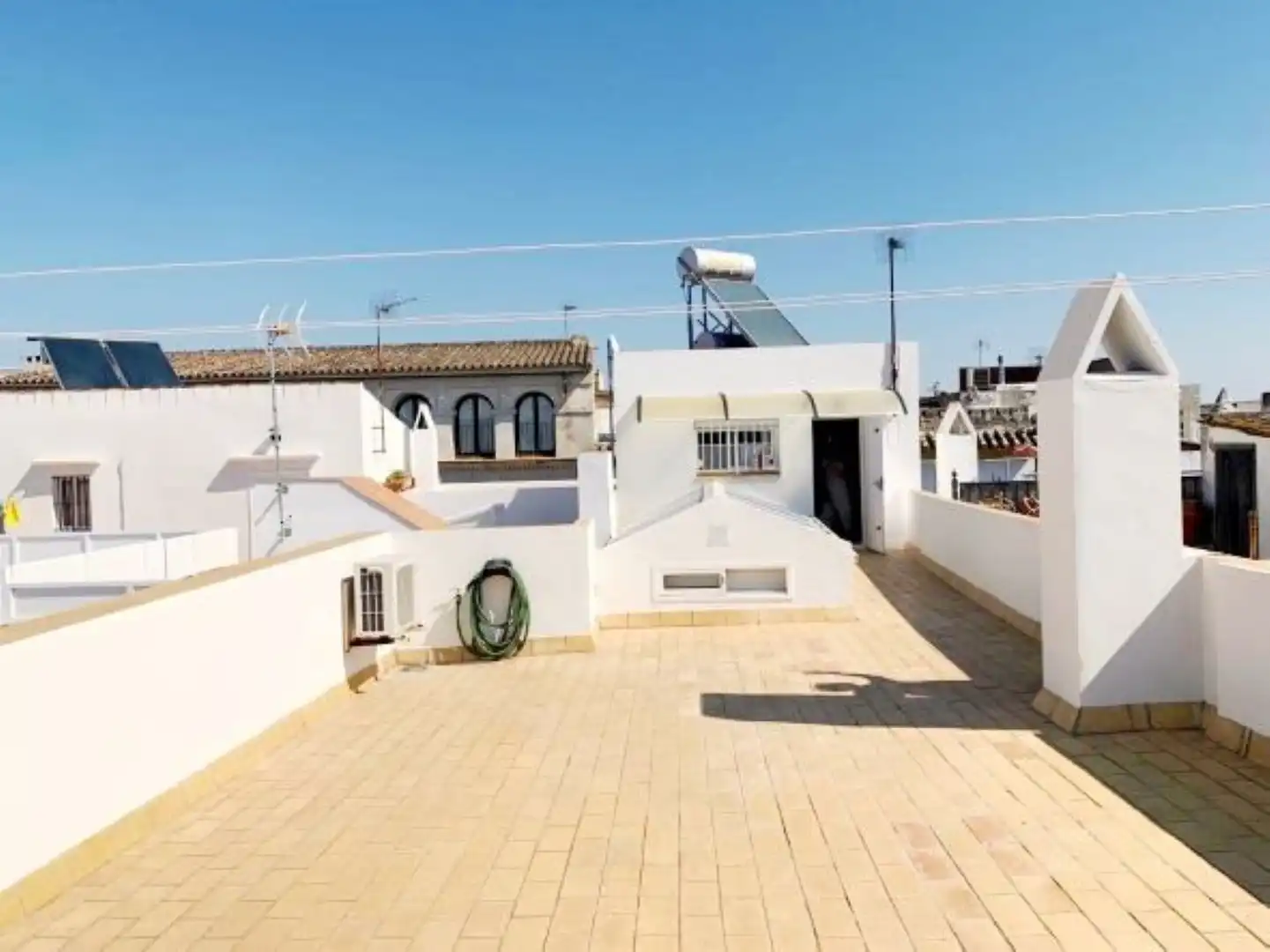Vista exterior de Casa o xalet en venda en El Puerto de Santa María amb Aire condicionat i Jardí privat