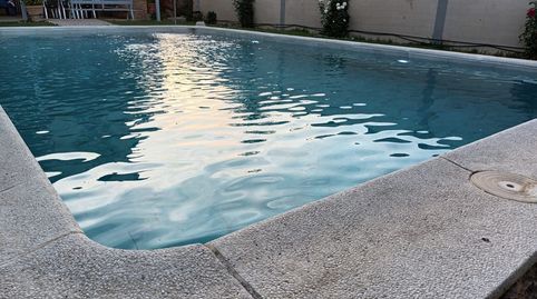 Se vende chalet con gran piscina.