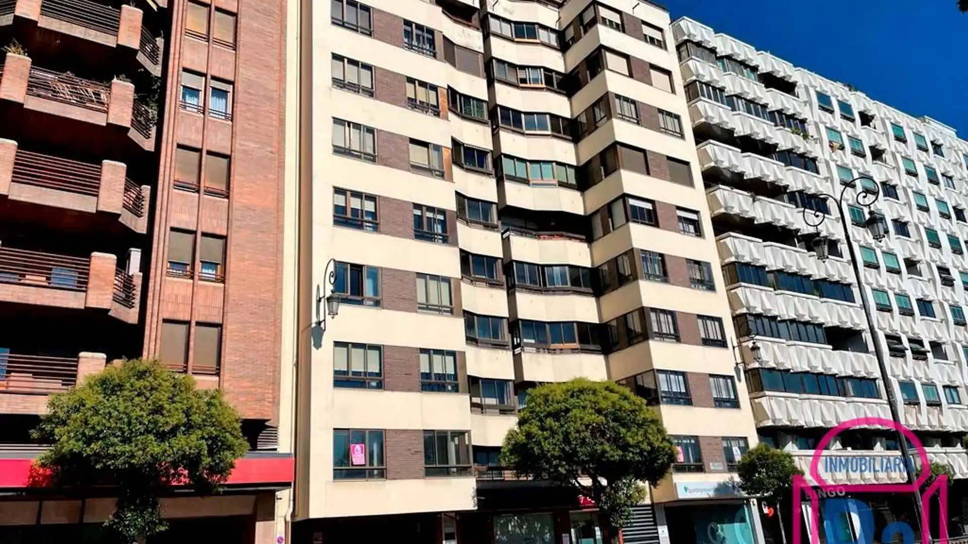 Vista exterior de Piso en venta en León Capital  con Calefacción