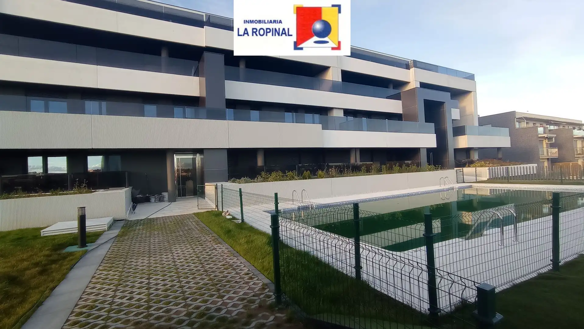 Vista exterior de Àtic de lloguer en Salamanca amb Calefacció, Jardí privat i Terrassa