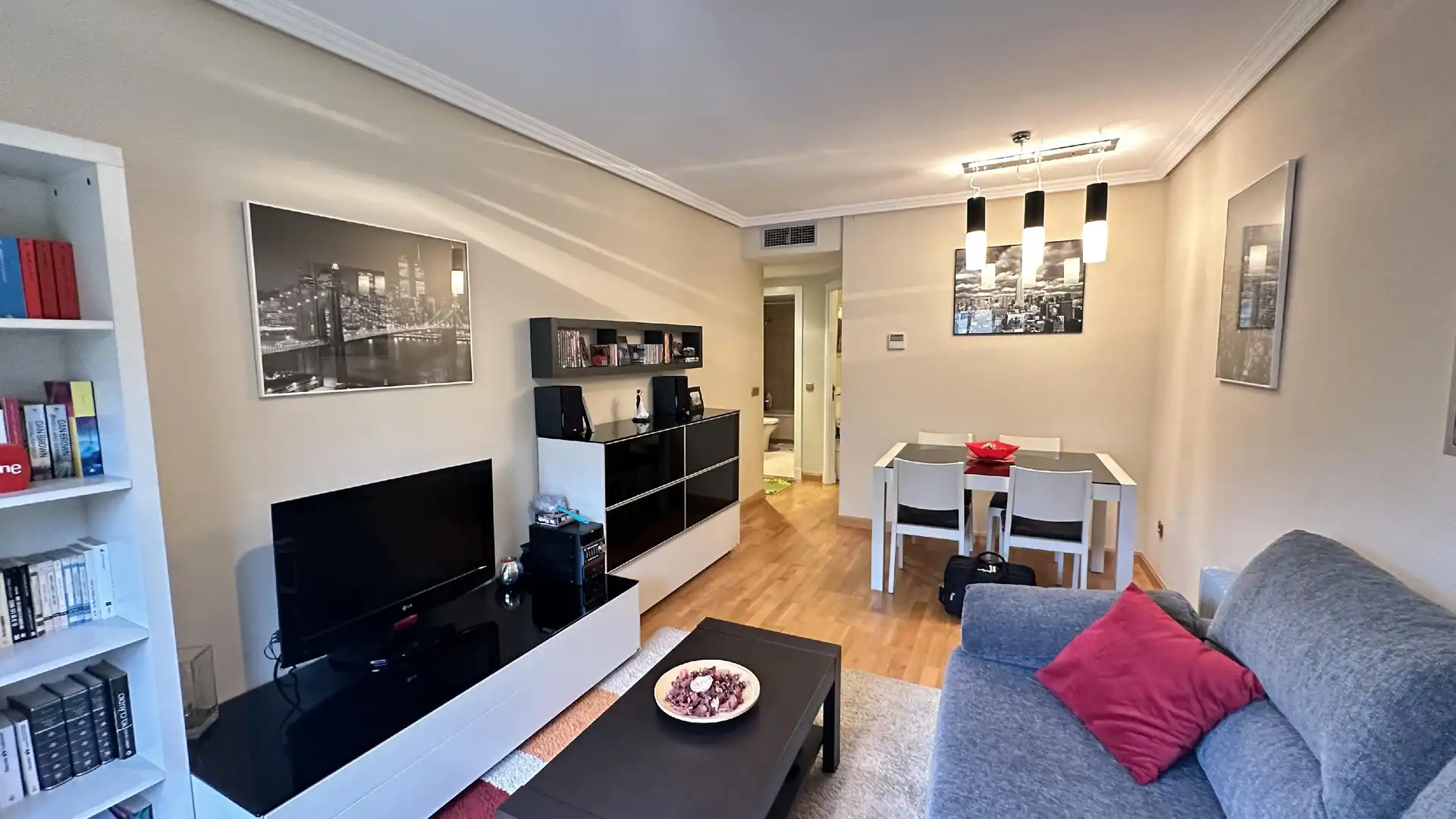 Wohnzimmer von Wohnungen zum Verkauf in  Madrid Capital mit Klimaanlage, Heizung und Privatgarten