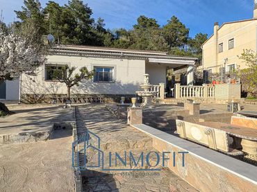 Casa amb piscina en venda a Aiguaviva Parc