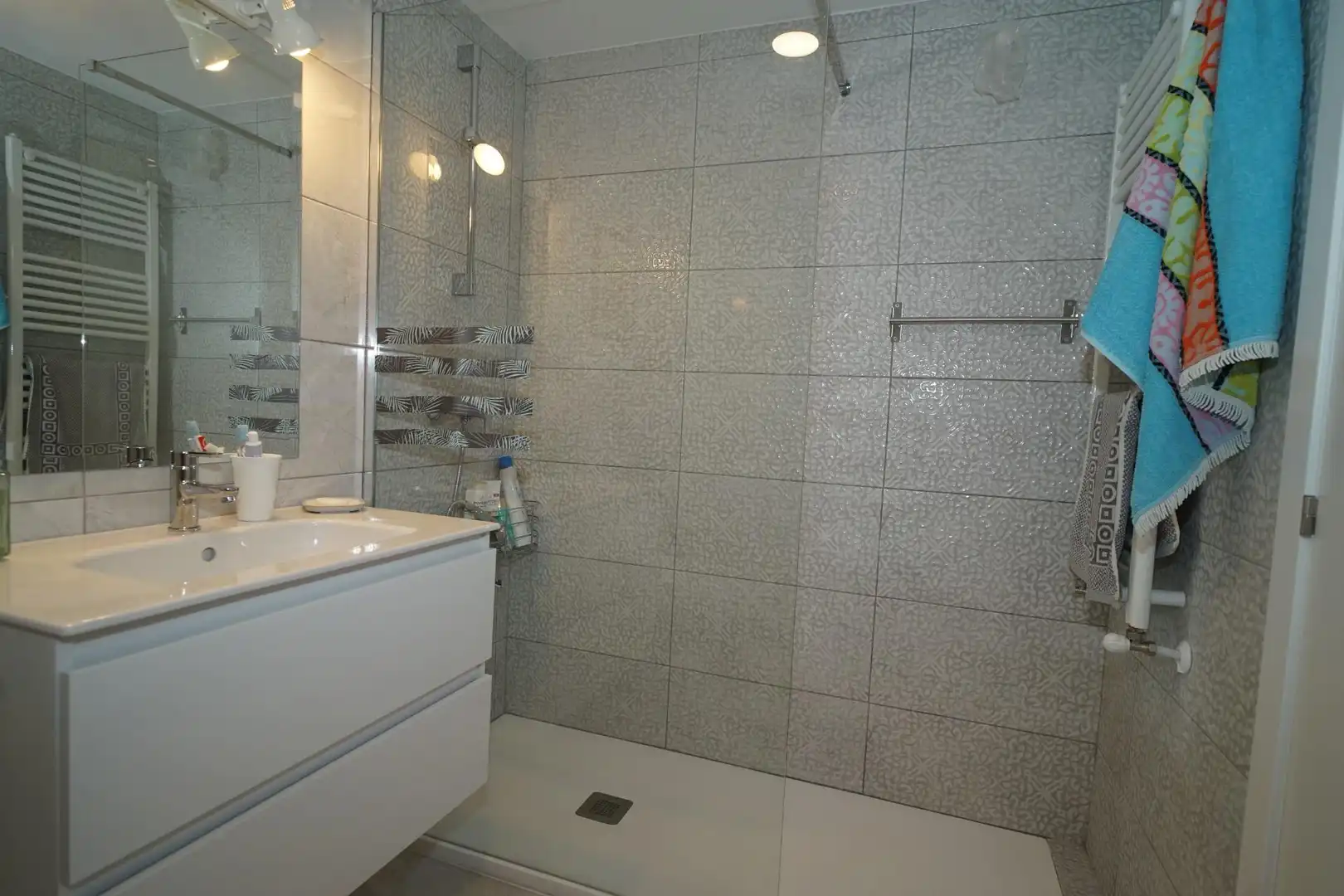 Badezimmer von Wohnung zur Miete in Santa Cruz de Bezana mit Parkett