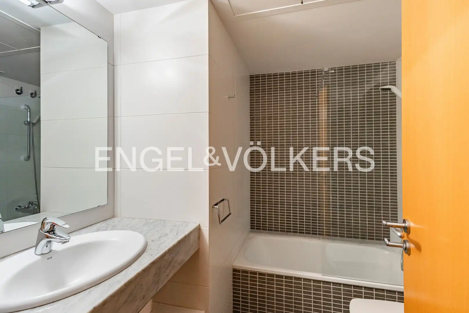 Bathroom of Duplexes for sale in Barcelona  with Air Conditioner, Heating and Parquet flooring