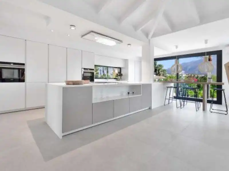 Cuina de Casa o xalet de lloguer en Marbella amb Aire condicionat, Jardí privat i Terrassa