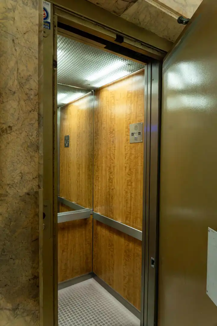 Wohnung zum Verkauf in Sevilla mit Klimaanlage, Heizung und Privatgarten