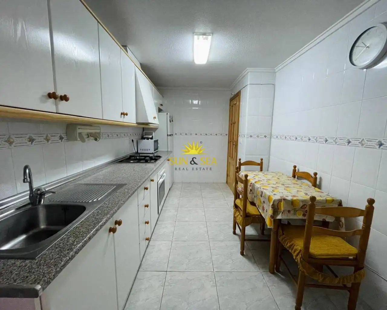 Cuina de Apartament de lloguer en Torrevieja amb Terrassa, Moblat i Forn