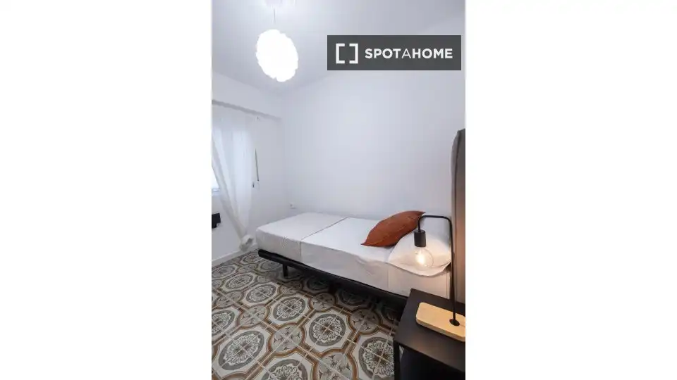 Habitación de Piso de alquiler en Valencia con Aire acondicionado, Calefacción y Amueblado