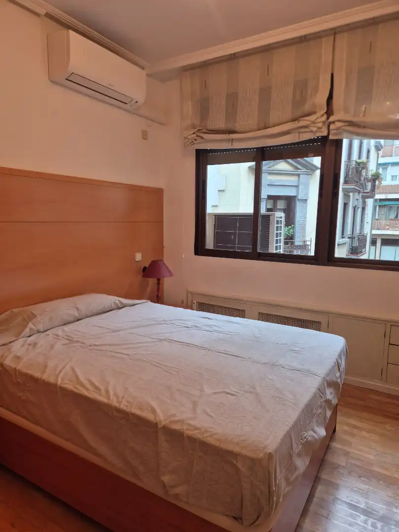 Schlafzimmer von Wohnung zur Miete in Madrid mit Klimaanlage, Heizung und Möbliert