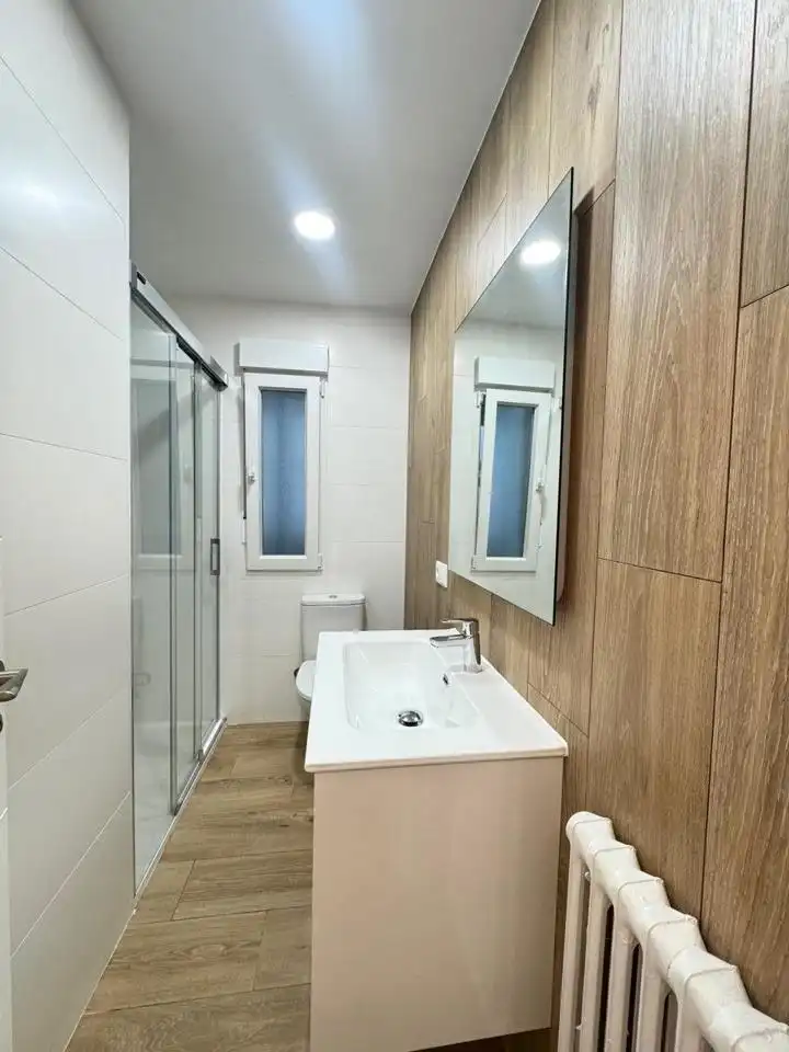 Baño de Piso para compartir en Segovia con Calefacción, Terraza y Amueblado
