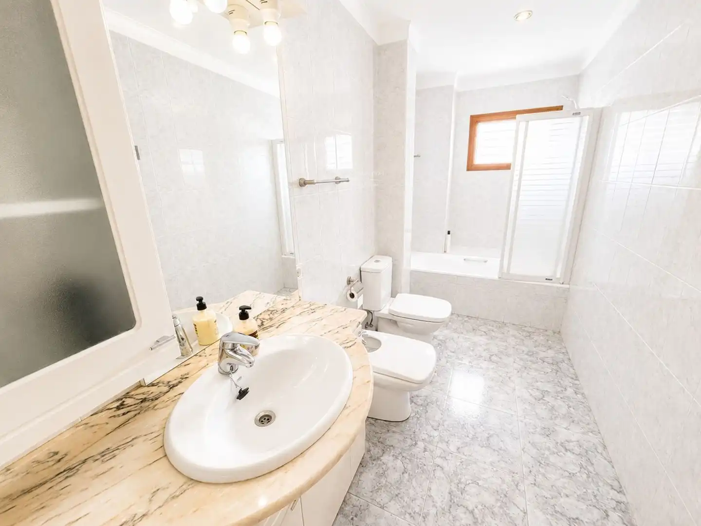 Baño de Piso en venta en  Palma de Mallorca con Aire acondicionado, Terraza y Amueblado