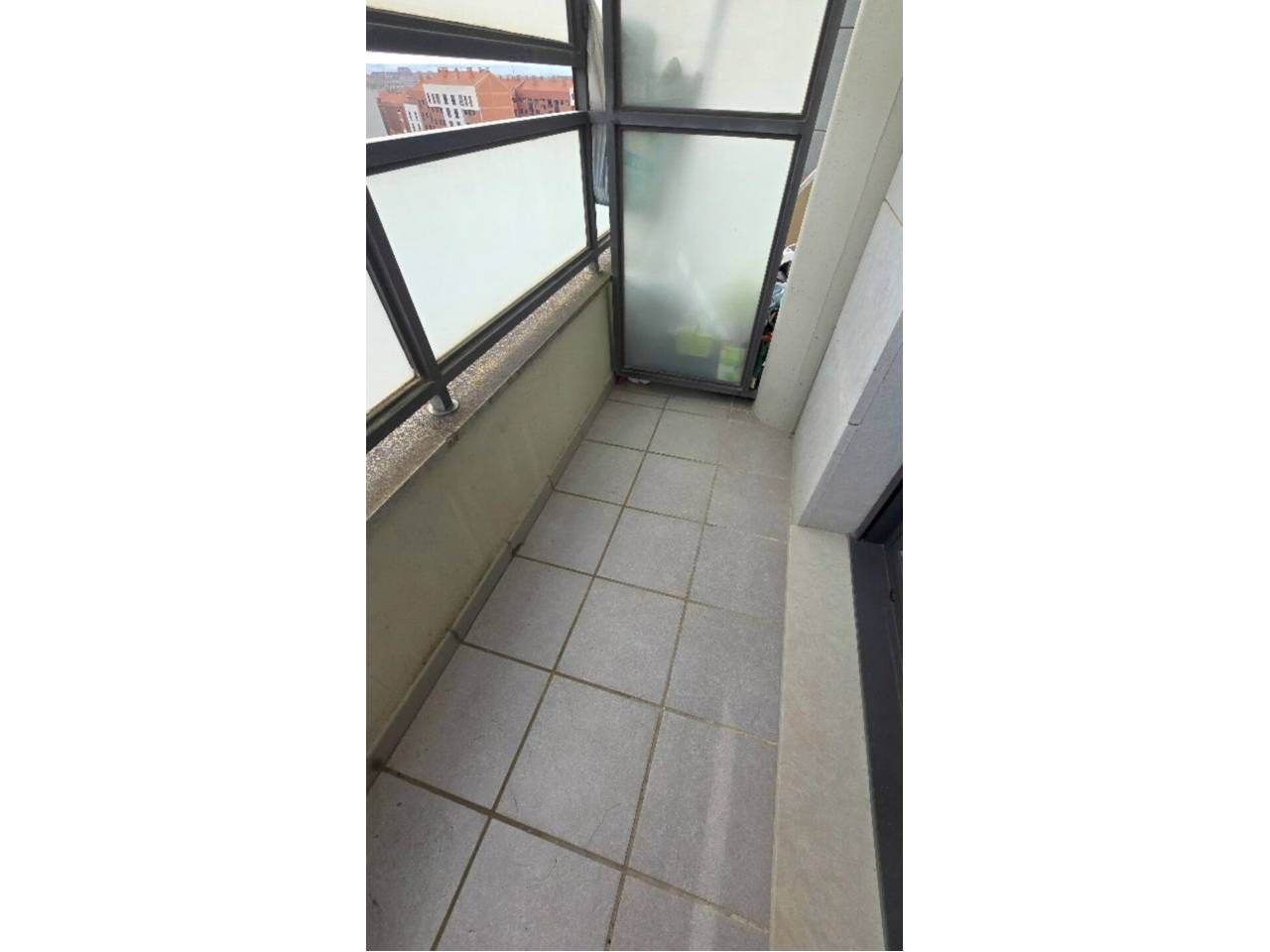 Terrassa de Pis de lloguer en  Logroño amb Calefacció, Parquet i Moblat