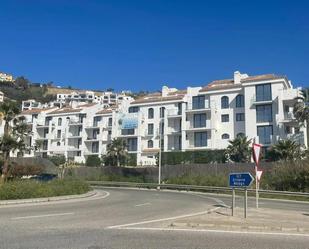 Vista exterior de Àtic en venda en Manilva amb Aire condicionat, Jardí privat i Terrassa