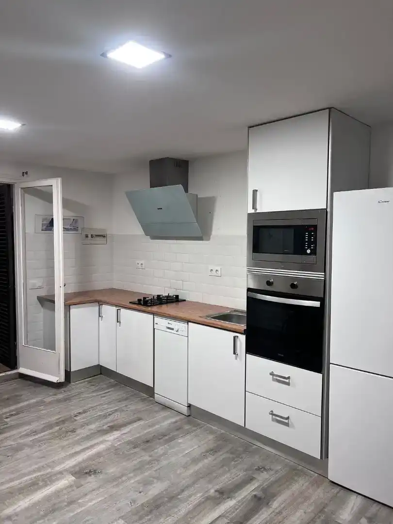 Cocina de Piso de alquiler en Cabrils con Lavadora, Microondas y Internet