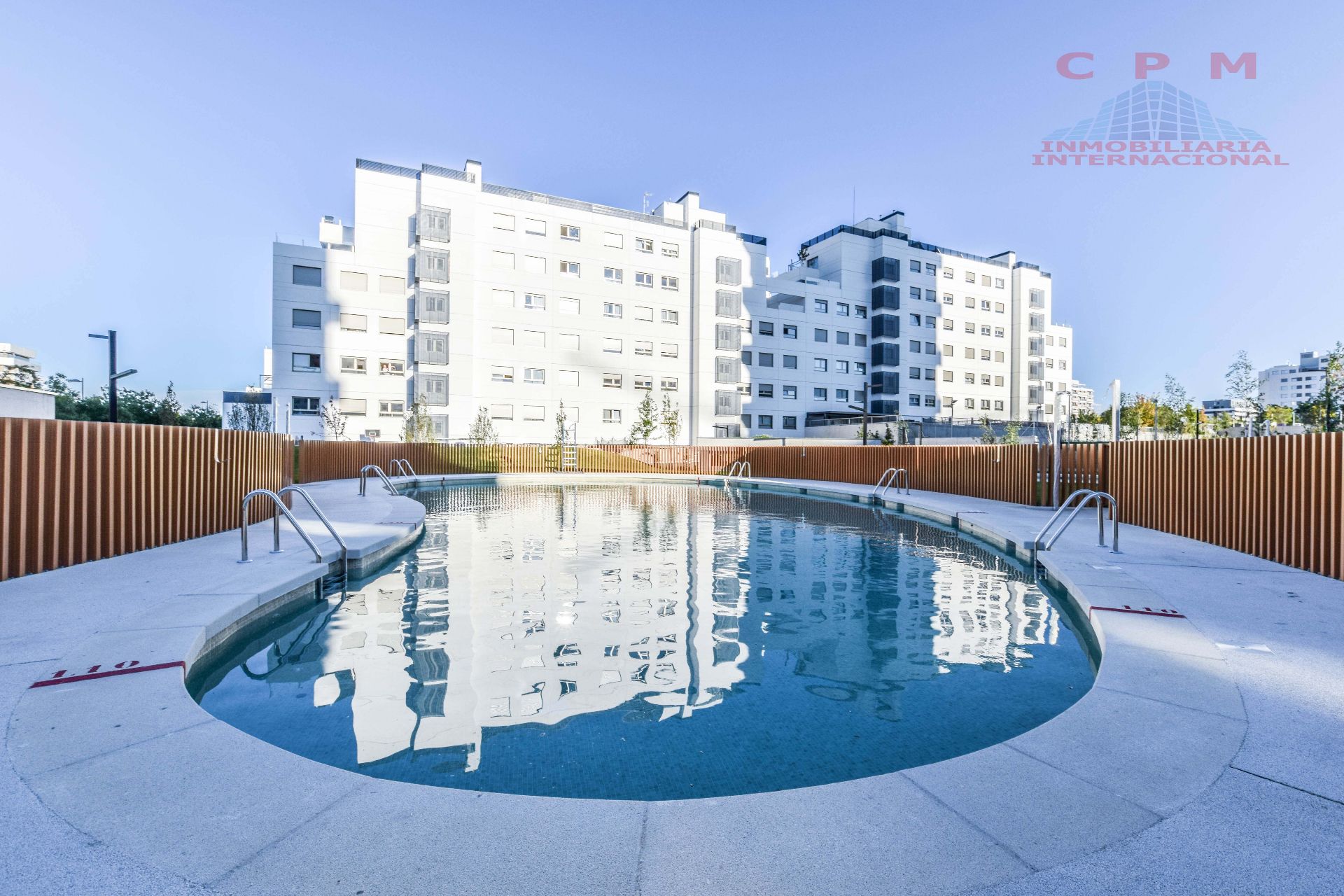 Swimming pool of Office for sale in  Madrid Capital  with Air Conditioner, Heating and Storage room
