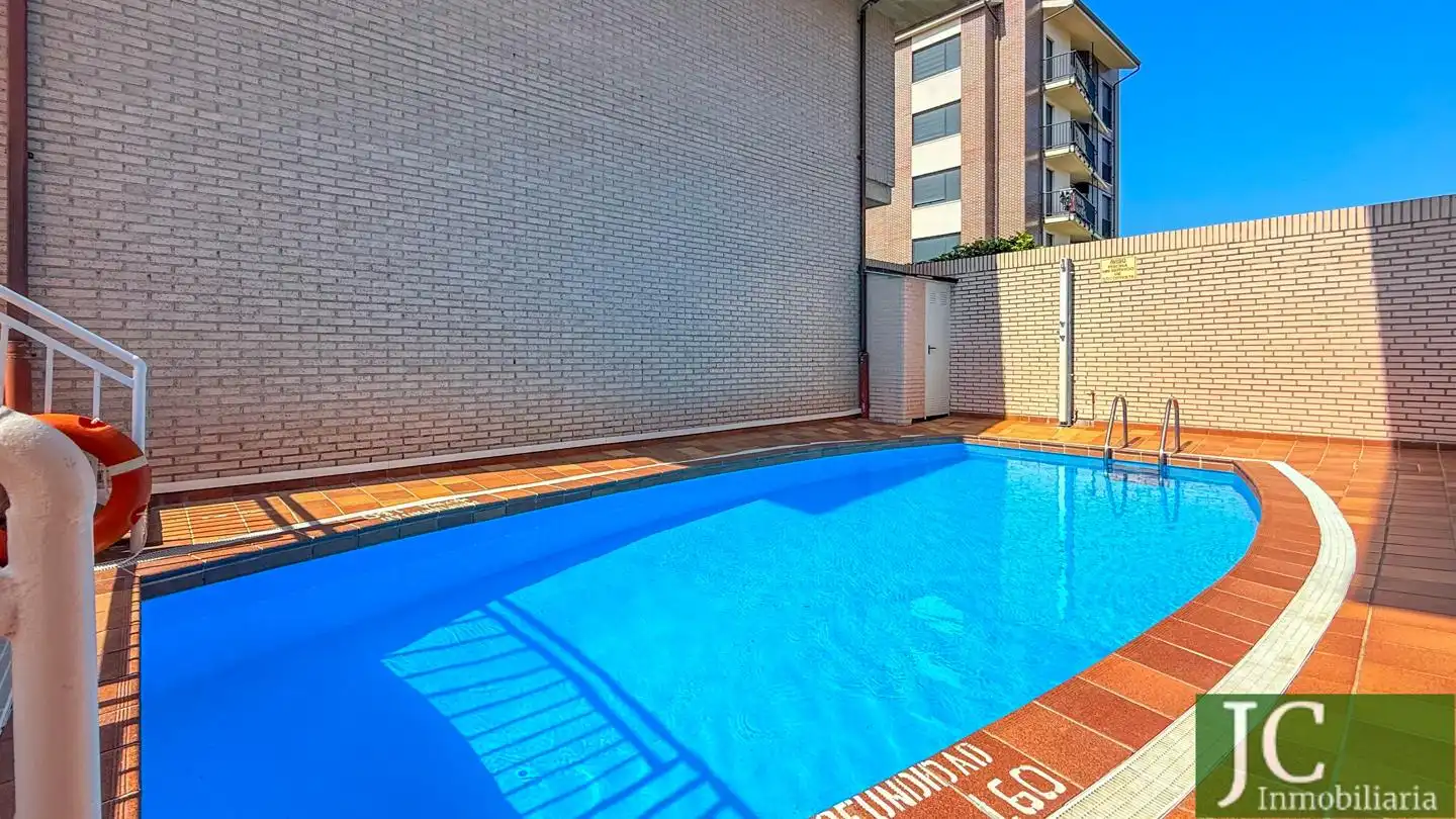 Piscina de Dúplex en venda en Laredo amb Terrassa i Moblat