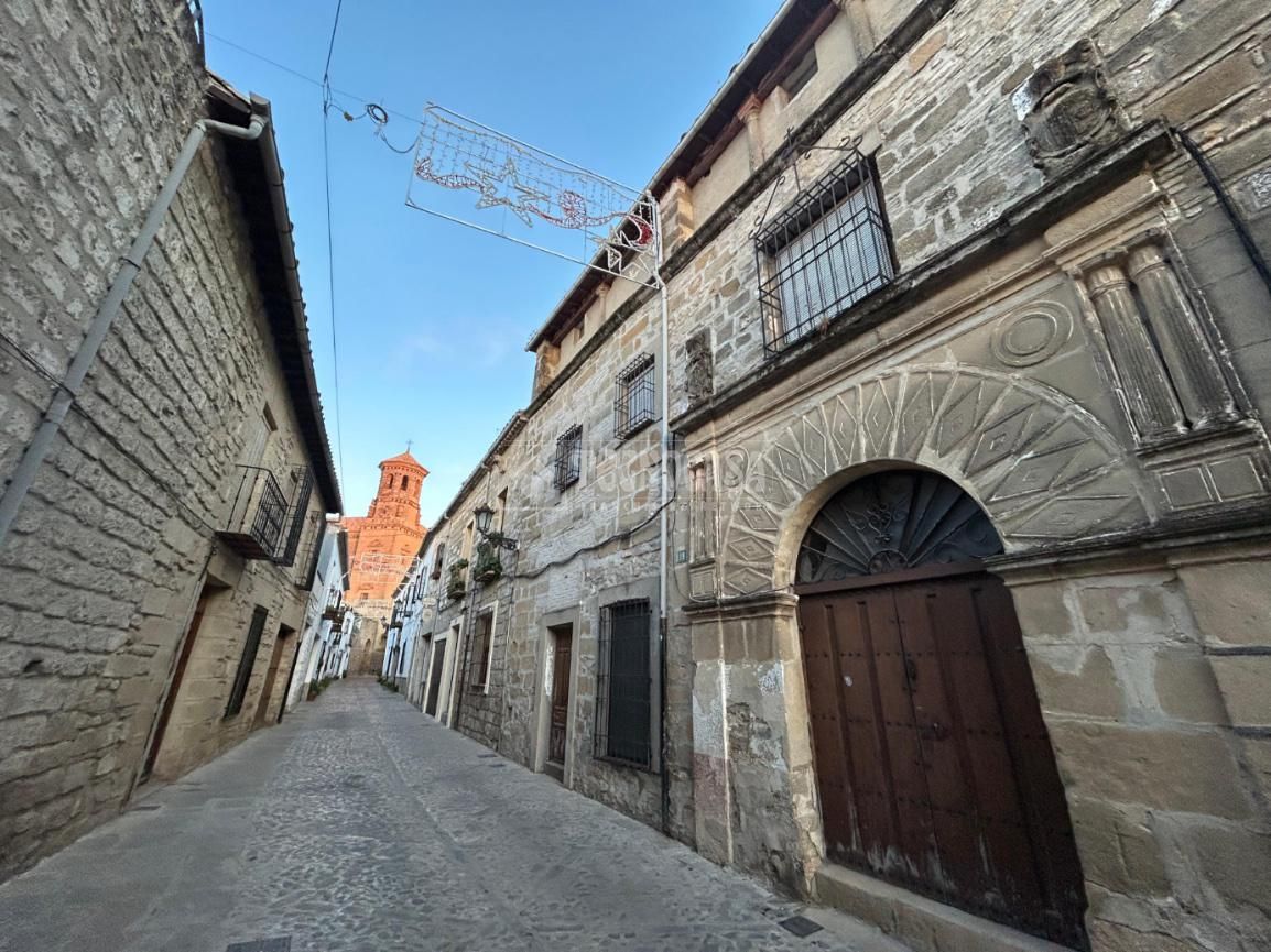Vista exterior de Casa adosada en venda en Baeza amb Balcó