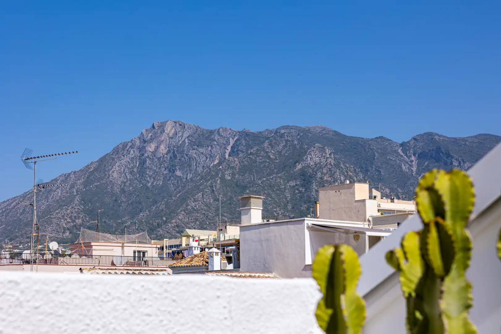 Vista exterior de Ático en venta en Marbella con Aire acondicionado, Calefacción y Terraza