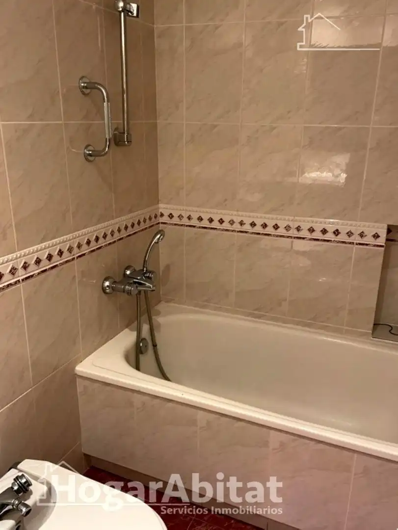 Bathroom of Flat for sale in Valencia  with Air Conditioner, Heating and Terrace