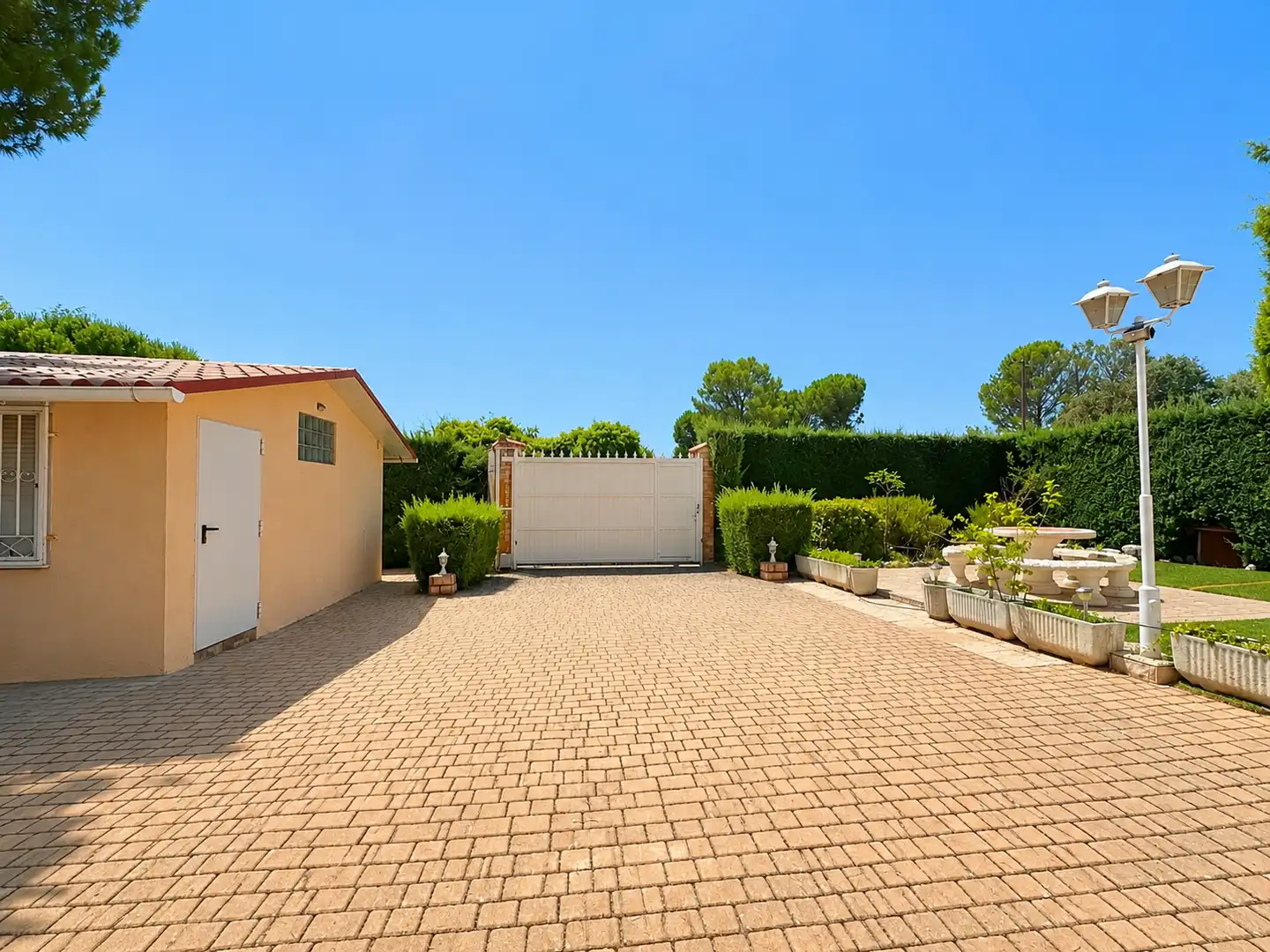Vista exterior de Casa o chalet en venta en Nuevo Baztán con Aire acondicionado, Calefacción y Jardín privado