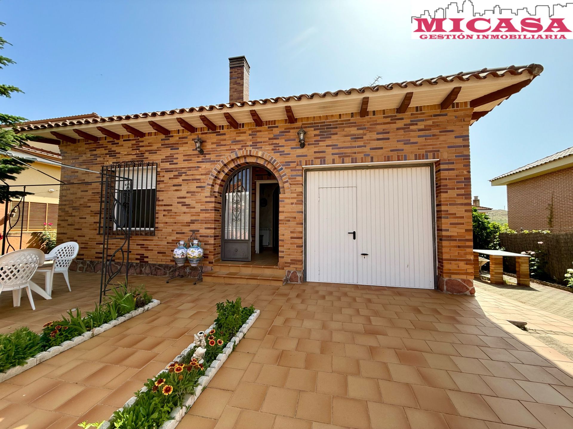 Vista exterior de Casa o xalet en venda en Serracines amb Aire condicionat, Calefacció i Jardí privat