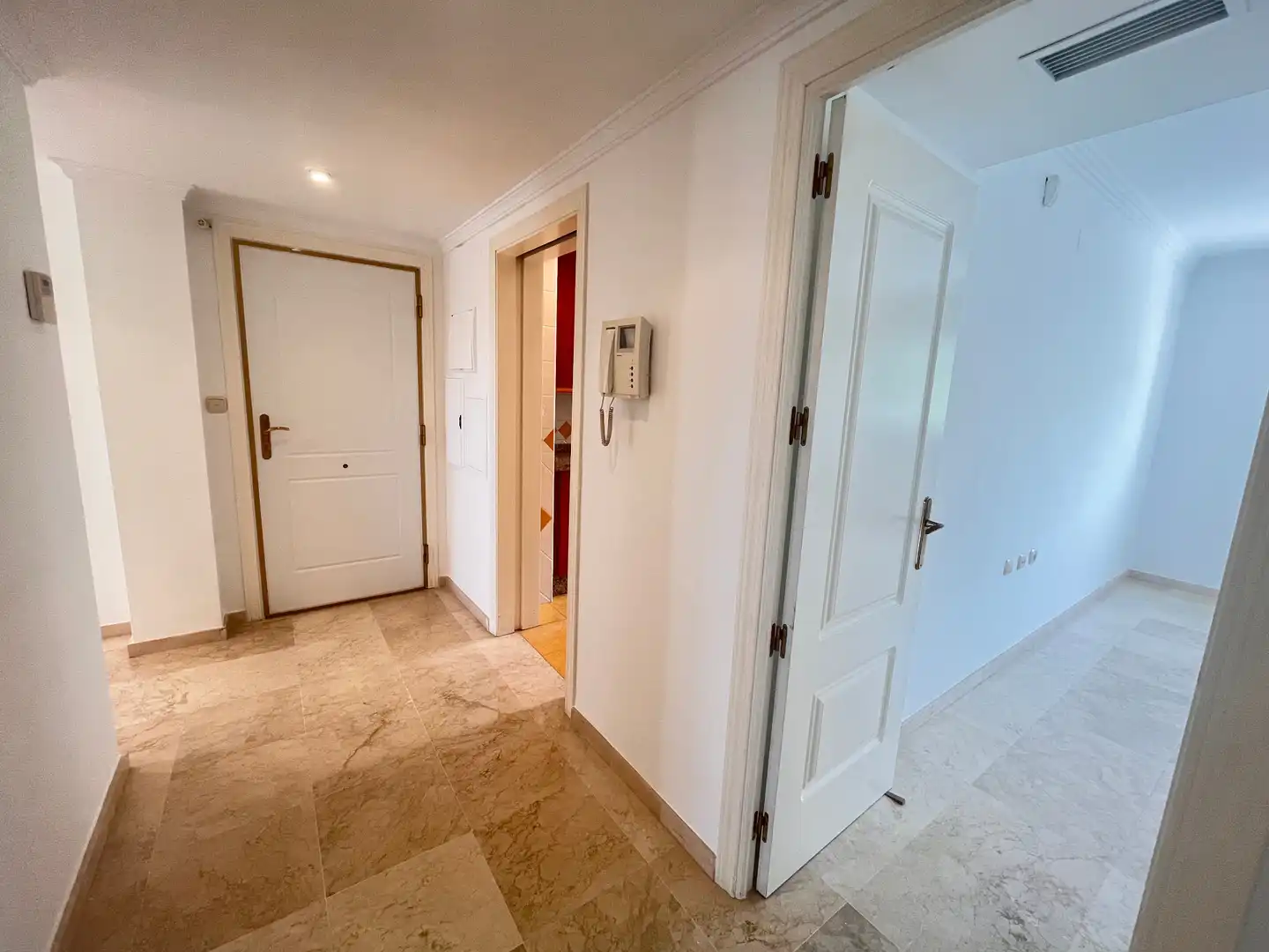 Dachboden zur Miete in Marbella mit Klimaanlage, Terrasse und Abstellraum