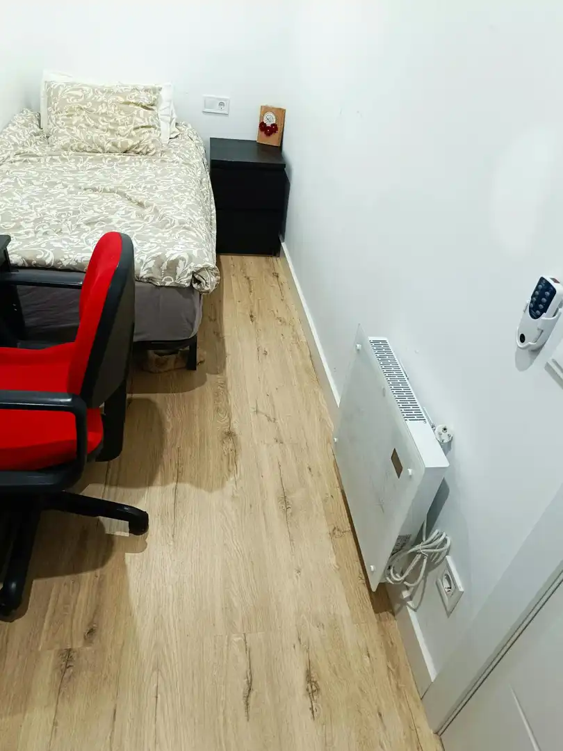 Bedroom of Flat for share in L'Hospitalet de Llobregat  with Air Conditioner, Heating and Furnished