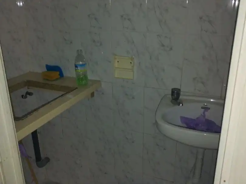 Baño de Local de alquiler en San Juan de Aznalfarache con Aire acondicionado