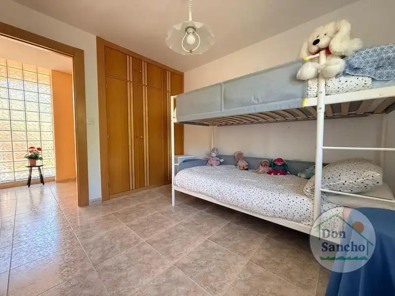 Dormitori de Casa o xalet en venda en Viana de Cega amb Calefacció, Terrassa i Traster